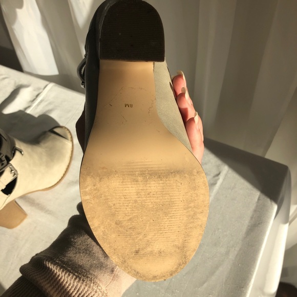 Guess light grey leather shoes with a brown heel. - Picture 8 of 10